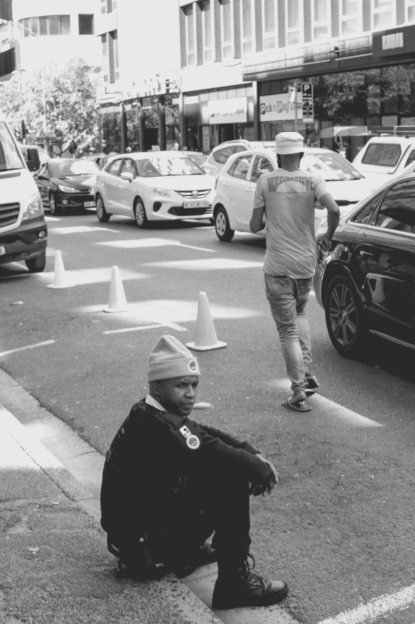 2022-02-17 - Cape Town - Security guard sitting beside the road